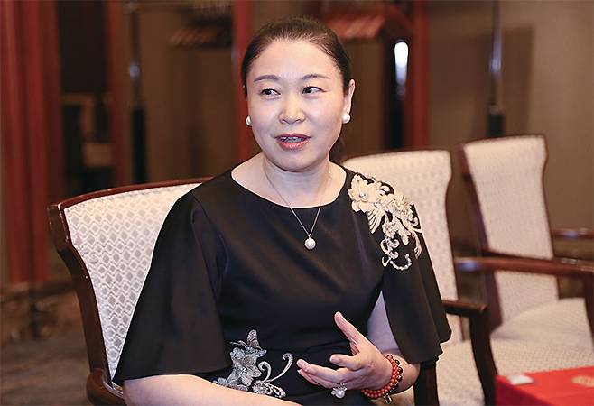 저우옌화 서봉주그룹 부사장전 서봉주그룹 마케팅 담당 자회사 지사장, 중국주류산업협회 ‘중국 명주 70년 유공자 70인’ 선정 사진 화강주류