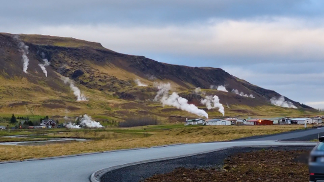 아이슬란드의 한 마을이 온천수에서 나온 수증기로 뒤덮여 있다. 아이슬란드는 전력의 30%를 지열로 얻는다. 안재용PD