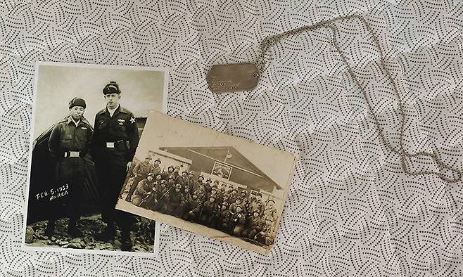 카투사 1기 참전용사 김재세(95)씨가 소지하고 있던 군번줄과 그의 부대원 및 마지막 중대장 ‘찰리 케니’와 함께 찍었던 사진. 남정탁 기자