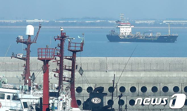 5년 전 북한과 연계된 것으로 의심 받는 파나마 선적 5100t급 유류 운반선 '코티(KOTI)'호(뒤쪽)가 평택항에 억류된 모습. 2018.1.1/뉴스1 ⓒ News1 오장환 기자