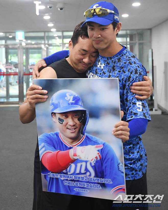 11일 광주 기아챔피언스필드에서 열릴 예정이던 삼성과 KIA의 경기가 우천으로 취소됐다. 삼성에서 KIA로 팀을 옮긴 김태군이 삼성 라커룸을 찾아 옛 동료들과 인사를 나눴다. 구자욱이 삼성 시절 사진액자를 선물했다. 광주=정재근 기자 cjg@sportschosun.com/2023.7.11/