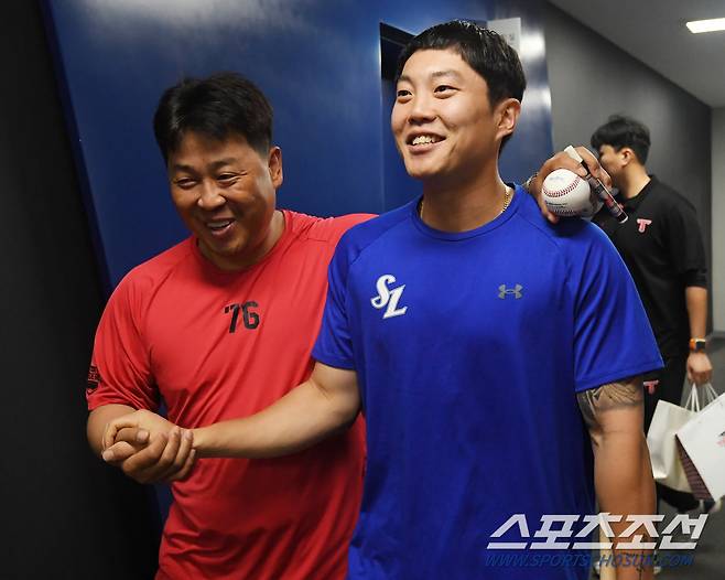 11일 광주 기아챔피언스필드에서 열리는 삼성과 KIA의 경기를 앞두고 류지혁이 친정팀 KIA 라커룸을 찾았다. 박기남 코치가 류지혁을 반기고 있다. 광주=정재근 기자 cjg@sportschosun.com/2023.7.11/