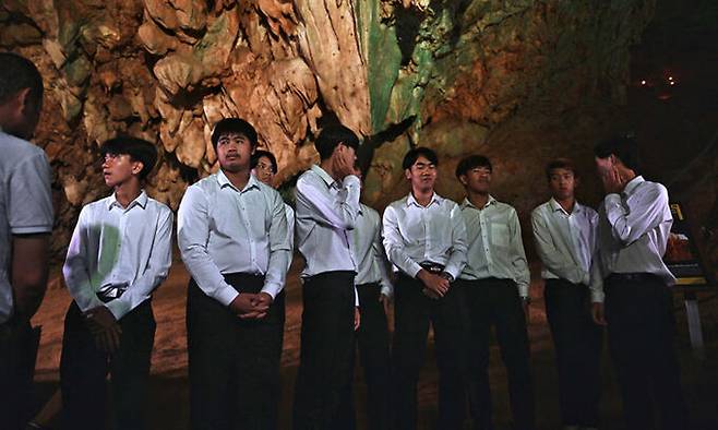 태국 북부 동굴에서 고립됐다가 생환해 5년만에 다시 모인 이들이 10일 고립 현장을 둘러보고 있다. 치앙라이=AFP연합뉴스
