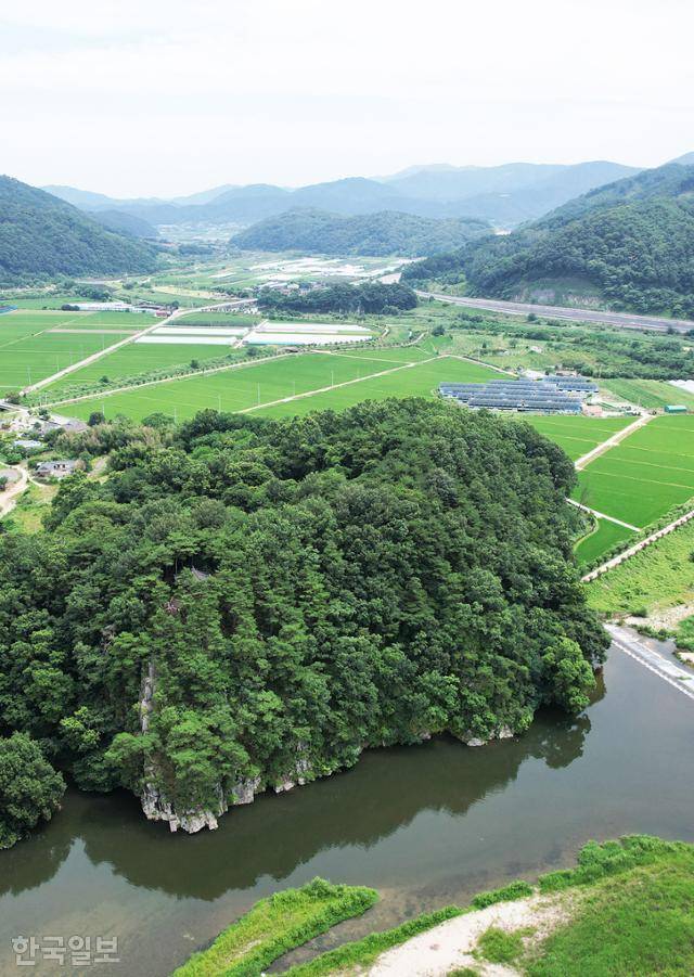 무흘구곡 제2곡 한강대. 정구가 한강정사를 짓고 후학을 가르친 곳이었다.