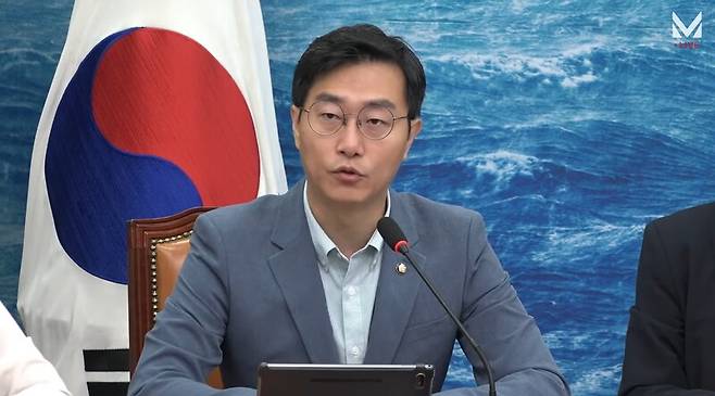 ▲장경태 더불어민주당 의원이 12일 최고위원회의에서 정부가 후쿠시마 오염수 방출에도 인체 영향이 미미하다는 취지의 영상을 유튜브에 유료광고로 집행했다면서 제정신이 아니라고 비판하고 있다. 사진=더불어민주당 영상 갈무리