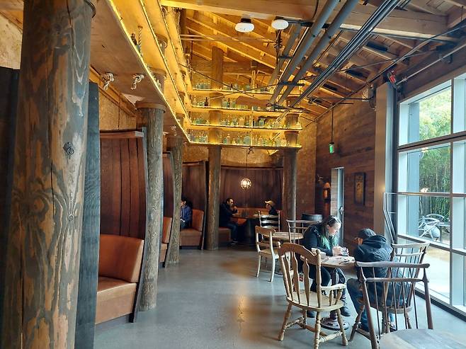 구내 카페 내부 공간. 고풍스런 인테리어가 인상적이다.