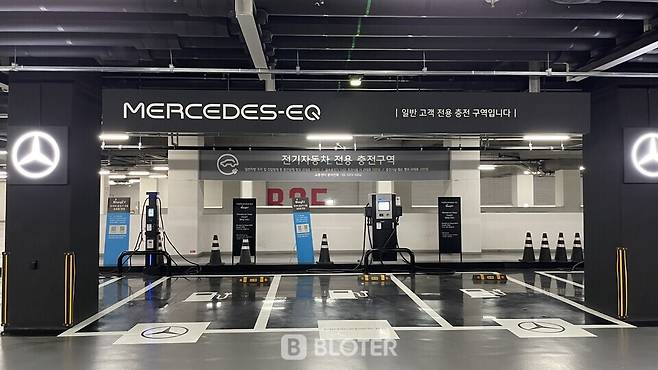 서울 잠실 롯데월드몰에 설치된 메르세데스-EQ 전기차 충전소 모습. 누구나 쓸 수 있는 전기차 충전소이지만, 브랜드 홍보 강화를 위해 주차면 색을 검정색으로 칠한 것이 눈에 띈다. (사진=조재환 기자)