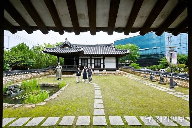 추사 선생은 1856년 10월 서거하기까지 말년을 과지초당에서 보냈다. 박물관 앞에서 볼 수 있는 2007년 복원된 과지초당 전경. 윤원규기자