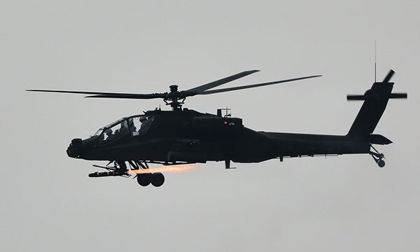 육군 AH-64 공격헬기가 가상 표적을 향해 헬파이어 미사일을 쏘고 있다. 세계일보 자료사진