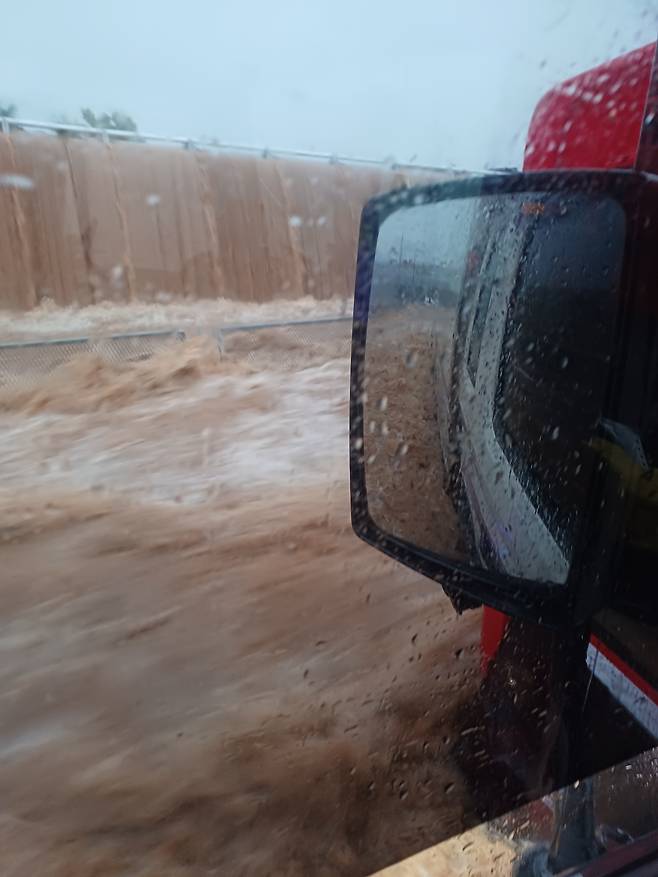 트럭 안에서 촬영한 침수 당시 청주 오송지하차도 모습. 촬영자인 제보자의 지인은 트럭에서 가까스로 탈출해 목숨을 건졌다 (사진=제보자)