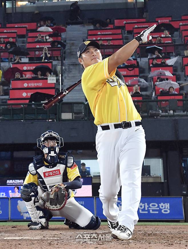 KT 위즈 박병호가 14일 사직구장에서 열린 2023 KBO리그 올스타전 홈런 레이스에서 힘차게 스윙을 하고 있다. 박병호는 4개의 홈런을 넘겨 홈런 레이스에서 준우승을 차지했다. 2023. 7. 14. 사직 | 박진업기자 upandup@sportsseoul.com