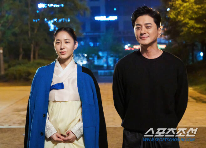 Lady Durian Park Joo-Mi and Jiyoung San E 180 show Walking Flirting scene to confirm the temperature difference of different emotions.TV CHOSUN Weekend mini-series Lady Durian (playwright Phoebe (Im Sung-han) / Directing Shin Woo-chul, Jung Yeo-jin / Production Barnson Studio, High Ground) is a strange and beautiful fantasy melodrama.Durian (Park Joo-Mi) and Kim Sawzer! (Lee Da-yeon) are transcending time and space for unknown reasons at the moment of the lunar eclipse.Above all, in the last 6th episode, Durian and Kim Sawzer! were kicked out by an angry Lee Eun-sung and moved to the homes of Dan Chi-jung (Ji Young-san) and Baek Peter Doig (Choi Myeong-gil).Lee Eun-sungs jealousy skyrocketed due to Kim Min-joon, who handed Durian his grandmothers hairpin, and eventually drove Durian and Kim Sawzer!At the end of the broadcast, Dan Chi-jung made a strange imagination about Durian, and in the middle of the night, Durian and Kim Sawzer!Meanwhile, in the seventh episode, which will air on the 15th (today), the scene of Walking Flirting, which starts stealing hearts by invoking Ji-young San Es sweet manners to Park Joo-Mi, is drawing attention.Durian and Kim Sawzer !, Dan Chi-jung walked in the park and took a walk. Dan Chi-jung takes off his cardigan and looks around his shoulders as if he is worried about the chilly weather.Durian, who has an awkward expression without a smile, contrasts with Danchi, who shows a warm smile, and it is becoming more and more important whether Danchis Flirting will move Durian.In particular, Park Joo-Mi and Ji Young-san boosted the vitality of the scene by taking a pleasant picture in a panoramic outdoor and unusual atmosphere in the scene of circling the cardigan shoulder.In addition, the two of them shared a chat during a short break in the middle of shooting, and they exchanged opinions about Reincarnated as a Sword, bak il-soo,And when the full-scale filming began, Park Joo-Mi and Ji Young-san quickly turned into Durian and Dan Chi-jung characters, and naturally played a harmonious match and cheered the scene.The production crew said, In the seventh session, Durians extreme temperature difference, which wants to avoid durian and durian, reveals an explicit interest in Durian, will have exciting fun. Despite the presence of his fiancee, Durian, who is provoked by Flirting and uncomfortable, I would like to look forward to the 7th broadcast. Meanwhile, the seventh episode of the TV CHOSUN Weekend miniseries Lady Durian will air at 9:10 p.m. on Saturday (today).