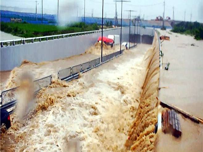 15일 오전 8시40분께 청주시 흥덕구 오송읍 궁평 제2지하차도를 미호강에서 범람한 흙탕물이 덮치고 있다. 침수사고 후 긴급출동한 소방당국은 난간에 매달려 있던 버스 승객 등 9명을 구조하고, 신원이 밝혀지지 않은 남성 시신 1구를 인양했다. /지하차도CCTV