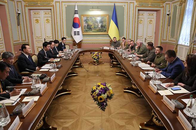 윤석열 대통령이 15일(현지 시각) 키이우 마린스키 궁에서 볼로디미르 젤렌스키 우크라이나 대통령과 확대정상회담을 하고 있다. /대통령실