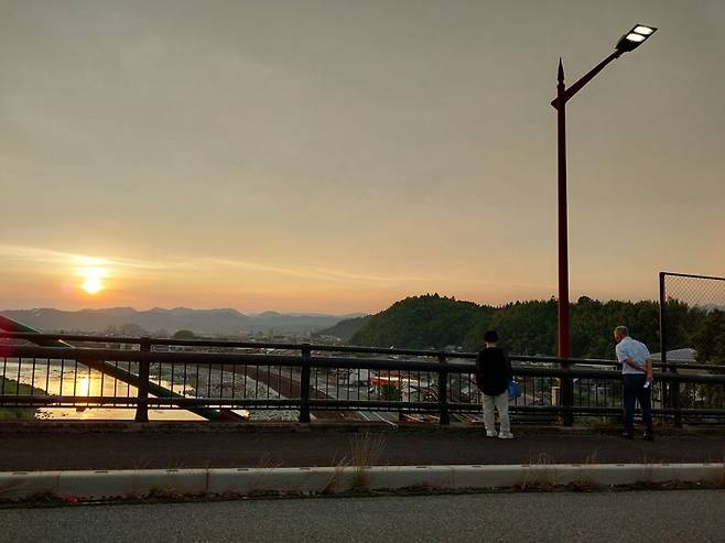 텐류하시 공원 옆 다리 뒤로 해가 지고 있다. 사진=이환주 기자