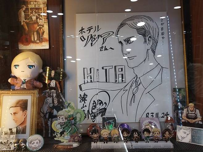 히타 호텔에 장식된 진격의 거인 관련 장식품들. 사진=이환주 기자