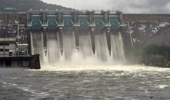 15일 충청권에 홍수경보가 발령되는 등 전국 곳곳에 물 폭탄이 쏟아져 인명피해와 함께 재산피해가 발생하고 있다. 이날 오후 한국수자원공사가 대청댐 수위가 계속 높아지자 수문 6개를 모두 열고 초당 3000t의 물을 하류로 방류하는 등 수위 조절에 안간힘을 쏟고 있다. 프리랜서.김성태