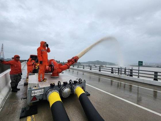 15일 미호천 제방 유실로 침수된 충북 청주시 오송읍 궁평제2지하차도에서 소방대원이 대용량포방사시스템으로 침수된 궁평지하차도 일대의 물을 미호천으로 배수하고 있다. 뉴스1