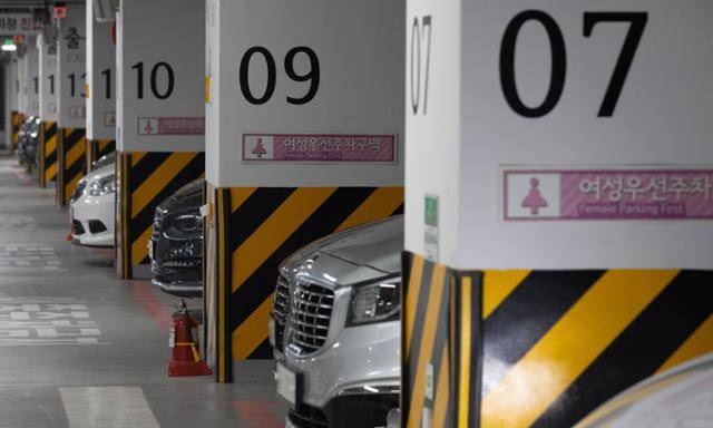 서울의 공공시설과 대형시설에 마련됐던 ‘여성우선주차장’이 14년 만에 사라진다. 17일 서울시에 따르면 여성우선주차장 주차구획을 ‘가족배려주차장’ 주차구획으로 전환하는 내용의 주차장 설치 및 관리 조례 일부개정조례를 오는 18일 공포·시행한다고 밝혔다. 사진은 이날 오전 서울 중구 서울시청 내 여성우선주차장 주차구획의 모습. 뉴스1