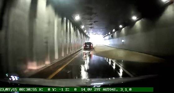 오전 8시30분55초. 황토색 물이 조금씩 밀려온다. 사진 유튜부 캡처