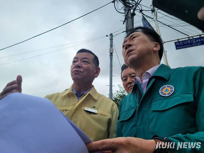 17일 충남 공주에서 최원철 공주시장(왼쪽)의 피해 상황 보고를 받는 중인 김기현 국민의힘 대표. 사진=안소현 기자