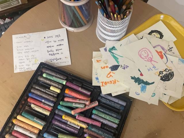 손님들을 위해 마련된 종이와 그림도구. 고해람 인턴기자