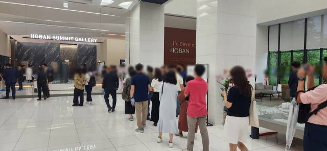 ‘용산 호반써밋 에이디션’ 모델하우스가 개관한 14일 예비 청약자들이 서울시 서초구 우면동 호반파크 2관에 마련된 모델하우스에서 입장을 기다리고 있다. 사진=한민구기자