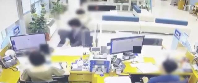 ▲ 지난 17일 낮 12시10분쯤 중랑구 상봉동 한 은행 창구에서 100억원을 120억원으로 불려주겠다며 거액을 입금받은 뒤 수표로 바꿔 달아나는 사건이 발생했다. YTN 영상 캡쳐