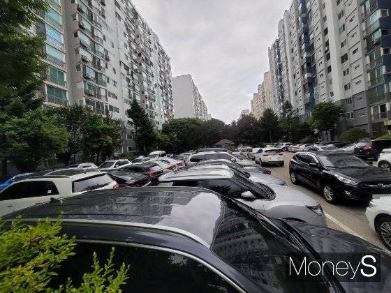 단지 내에는 이중·삼중 주차로 전쟁터를 방불케 했다. 이곳에서 만난 주민 김모씨는 "퇴근하고 돌아오면 주차할 곳이 없어 주차장이 아닌 길가에도 차를 세운다"며 "주차 때문에 주민들이 민원을 넣고 있지만 해결책은 사실상 없다"고 말했다./사진=신유진 기자