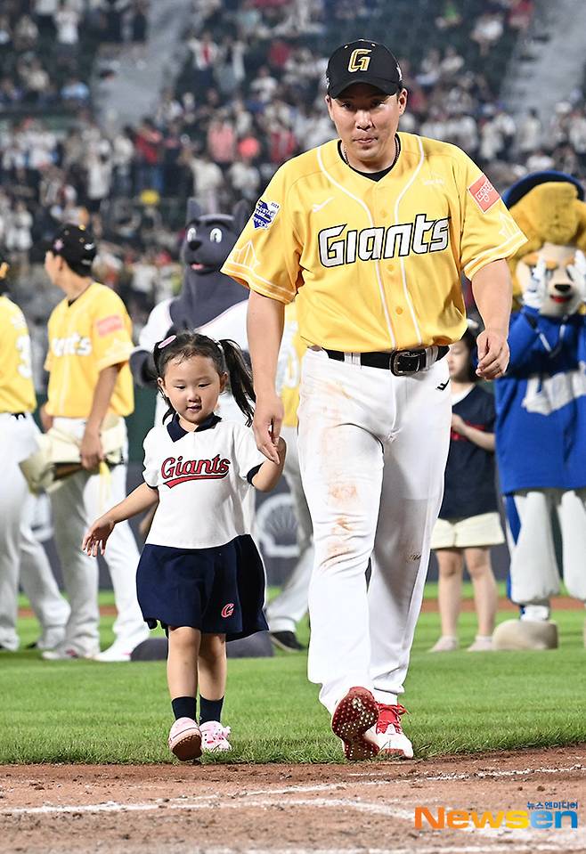 ‘딸바보’안치홍, 수상때도 딸과 함께