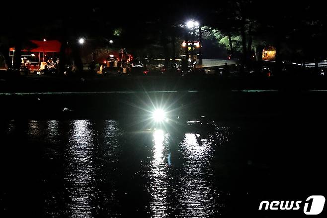 19일 오전 경북 예천군 보문면 미호리 하천에서 실종자를 수색하던 해병대원 1명이 급류에 휩쓸려 실종된 가운데 해병대를 비롯한 군·경·소방이 예천군 호명면 선몽대 인근에서 야간수색에 나서고 있다. 2023.7.19/뉴스1 ⓒ News1 공정식 기자