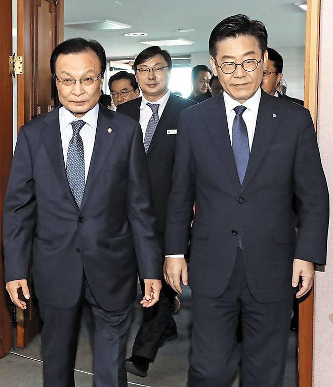 이해찬·이재명 뒤엔 이화영 - 2018년 9월 11일 당시 이재명(오른쪽) 경기지사와 이해찬(왼쪽) 민주당 대표가 경기도청에서 열린 ‘더불어민주당-경기도 예산정책협의회’에 함께 입장하고 있다. 두 사람 뒤로 이화영(가운데) 경기도 평화부지사가 따라 들어오고 있다. /연합뉴스