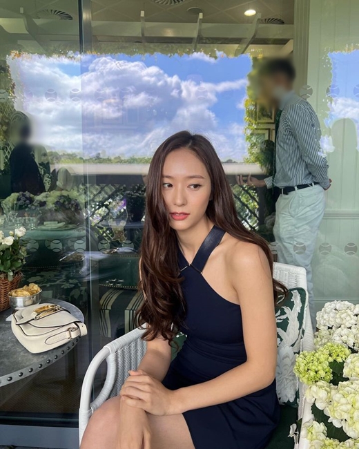 Singer and actor Jung Soo-jung (Krystal Jung) showed off her unique beauty.Jung Soo-jung shared several recent photos of herself to fans around the world on Wednesday, showing her in an elegant mini dress, standing in the middle of a restaurant decorated with bright flowers, drinking a drink.Another photo is taken on the veranda, and the intense eyes of Jung Soo-jung staring somewhere far away are impressive, especially Jung Soo-jungs unique chic charm and doll-like beauty.Jung Soo-jung has recently been invited by the fashion brand R, an ambassador, to watch the 2023 Wimbledon championship mens singles final.