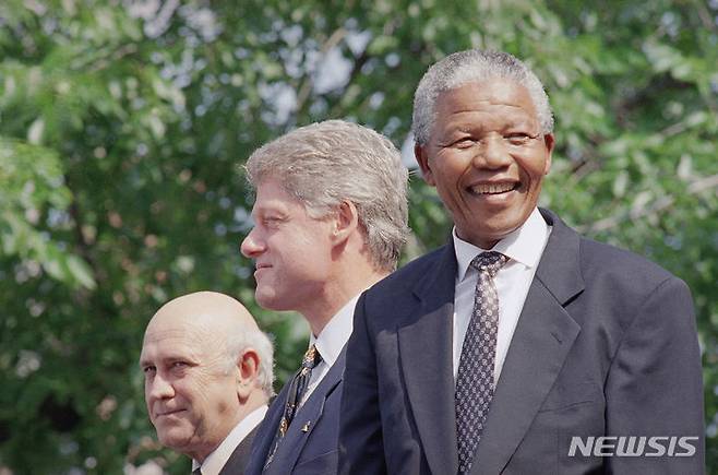 [필라델피아=AP/뉴시스]자료사진-7월18일은 남아프리카공화국 인종 차별 철폐를 주도한 넬슨 만델라의 날이다. 사진은 지난 1993년 7월 4일 미 필라델피아 독립기념관에서 자유메달을 받는 만델라(오른쪽) 2023.7.19.