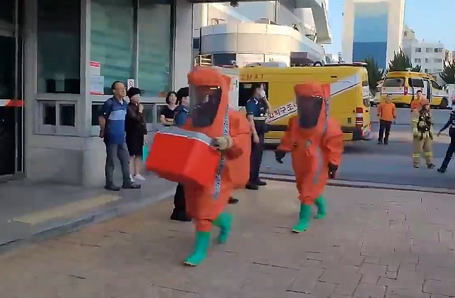 동울산우체국에서 또 발신인 불명의 '대만발 우편물'이 발견돼 소방관계자들이 수거하고 있다. 울산소방본부 제공