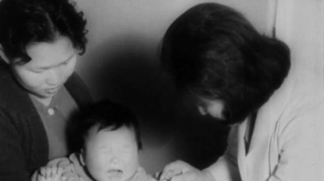 대한뉴스에 기록된 예방접종 장면에서 어린이가 울고 있다. 대한뉴스 캡처