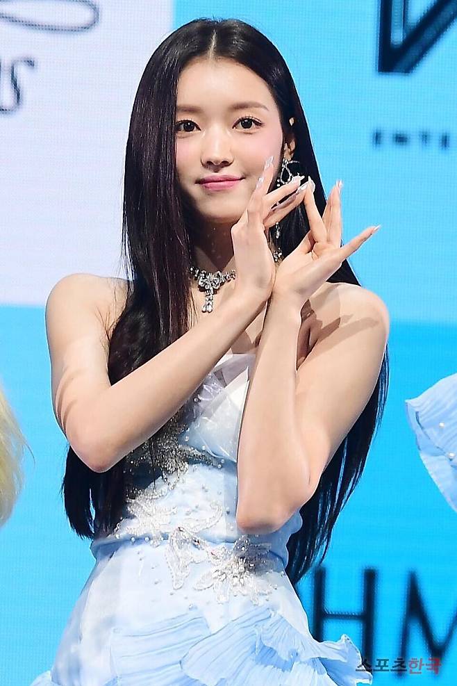 미니 9집 '골든 아워글래스(Golden Hourglass)' 쇼케이스에 참석한 오마이걸 유아. ⓒ이혜영 기자 lhy@hankooki.com