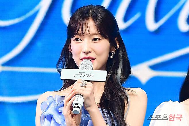 미니 9집 '골든 아워글래스(Golden Hourglass)' 쇼케이스에 참석한 오마이걸 아린. ⓒ이혜영 기자 lhy@hankooki.com