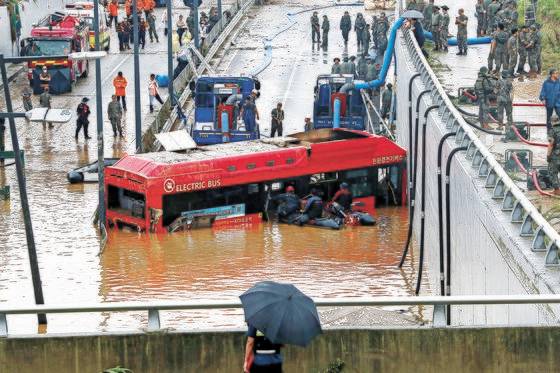 16일 미호천 제방 유실로 침수된 충북 청주시 오송읍 궁평2지하차도에서 군과 소방당국이 구조작업을 하고 있다. 뉴스1