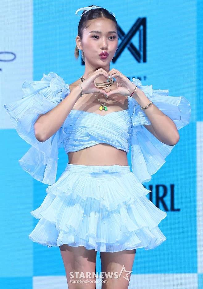 걸그룹 오마이걸(OH MY GIRL) 미미가 24일 오후 서울 광진구 광장동 예스24 라이브홀에서 진행된 아홉 번째 미니 앨범 'Golden Hourglass' 발매 기념 쇼케이스에 참석해 포즈를 취하고 있다. 이번 앨범은 지난해 3월 발매했던 정규 2집 'Real Love' 이후 약 1년 4개월 만의 신보로, 무더워진 여름 속 더욱 빛을 발하는 오마이걸의 눈부신 '골든 타임'을 담은 앨범이다. 2023.07.24 /사진=김창현 기자 chmt@