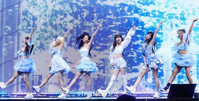 걸그룹 오마이걸(OH MY GIRL)이 24일 오후 서울 광진구 광장동 예스24 라이브홀에서 진행된 아홉 번째 미니 앨범 'Golden Hourglass' 발매 기념 쇼케이스에 참석해 멋진 무대를 선보이고 있다. 이번 앨범은 지난해 3월 발매했던 정규 2집 'Real Love' 이후 약 1년 4개월 만의 신보로, 무더워진 여름 속 더욱 빛을 발하는 오마이걸의 눈부신 '골든 타임'을 담은 앨범이다. 2023.07.24 /사진=김창현 기자 chmt@