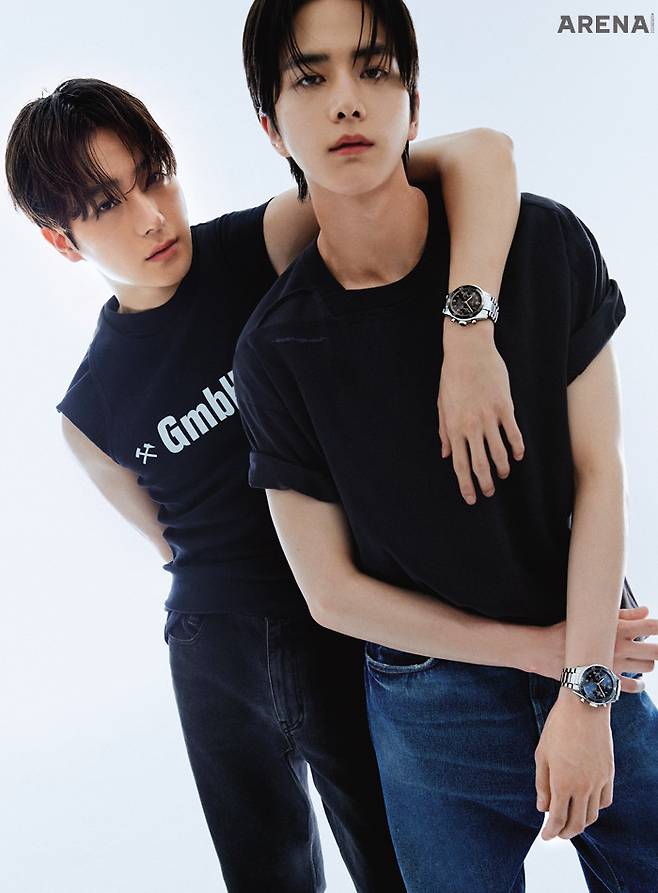 (왼쪽부터) 42mm 스테인리스 스틸 및 세라믹 케이스, 스테인리스 스틸 브레이슬릿, 오토매틱, L791.4 칼리버 COSC 인증 크로노미터, 68시간 파워 리저브, 시, 분, 9시 방향 세컨즈, 플라이백 기능, 10bar 방수 기능의 론진 스피릿 플라이백 블랙·블루 각각 6백30만원 모두 론진 제품. (왼쪽부터) 슬리브리스 톱 스타일리스트 소장품, 팬츠 우영미 제품. 티셔츠 코스트 퍼 킬로, 데님 팬츠 아크네 스튜디오 제품.