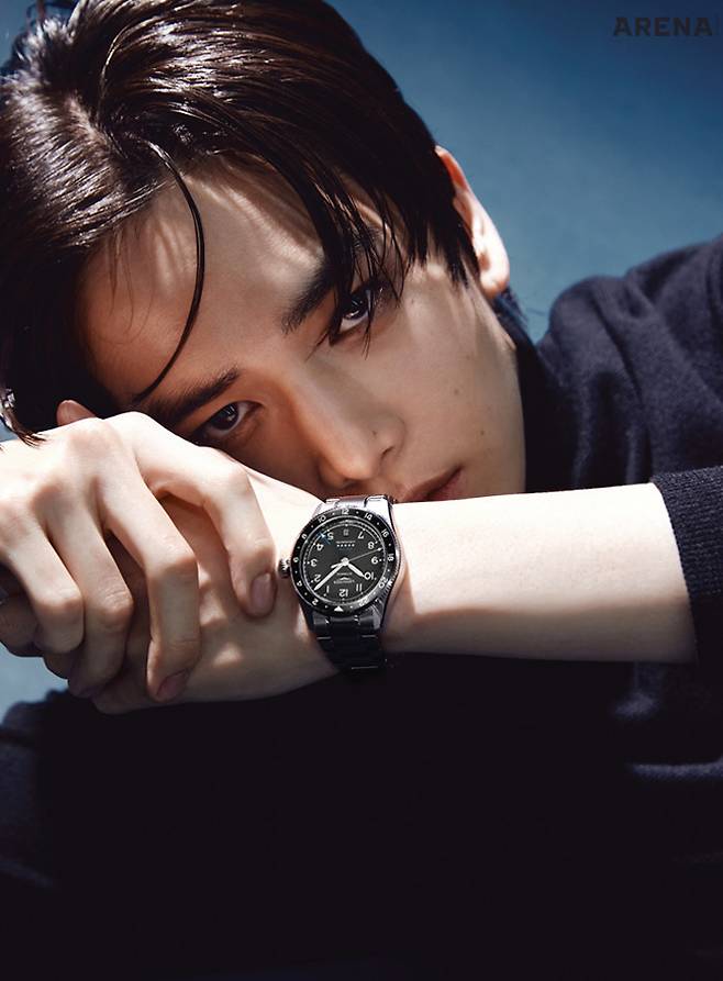 39mm 스테인리스 스틸 및 세라믹 케이스, 스테인리스 스틸 브레이슬릿, 오토매틱, L844.4 칼리버, COSC 인증 크로노미터, 72시간 파워 리저브, 시, 분, 초 및 날짜 표시, 24시간 타임 존, 10bar 방수 기능의 론진 스피릿 줄루 타임 4백30만원 론진 제품. 터틀넥 톱 스타일리스트 소장품.