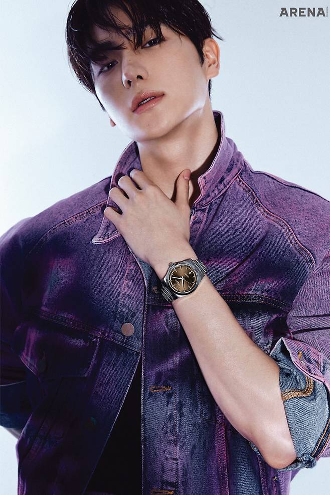 41mm 스테인리스 스틸 케이스, 스테인리스 스틸 브레이슬릿, 오토매틱, L888 칼리버, 72시간 파워 리저브, 시, 분, 초 및 날짜 표시, 10bar 방수 기능의 론진 콘퀘스트 2백80만원 론진 제품. 데님 재킷·팬츠 모두 팜엔젤스 제품.