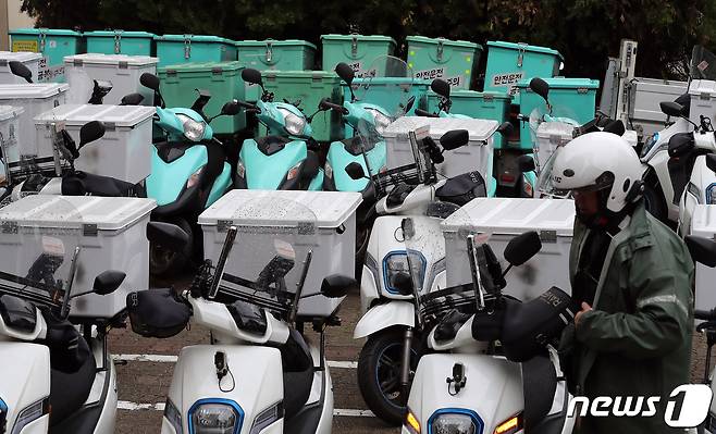 서울 강남구 논현동 배달의민족 자회사 '딜리버리N' 앞에 오토바이들이 주차돼 있다.. 뉴스1DB 2023.5.5/뉴스1 ⓒ News1
