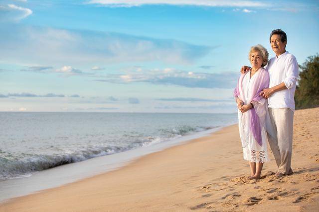 많은 사람들이 은퇴 후에도 별다른 걱정 없이 편하게 살아가는 노후생활을 꿈꾼다. 전문가들은 연금을 최대한 활용해 안정된 노후소득을 만드는 방법을 권한다. 국민연금으로 기본 생활비를 충당하고, 퇴직연금으로 소득공백기에 대응하면서 연금저축과 같은 개인연금으로 좀 더 여유 있는 노후생활비를 만들어 가는 방법이 가장 이상적이다. 게티이미지뱅크
