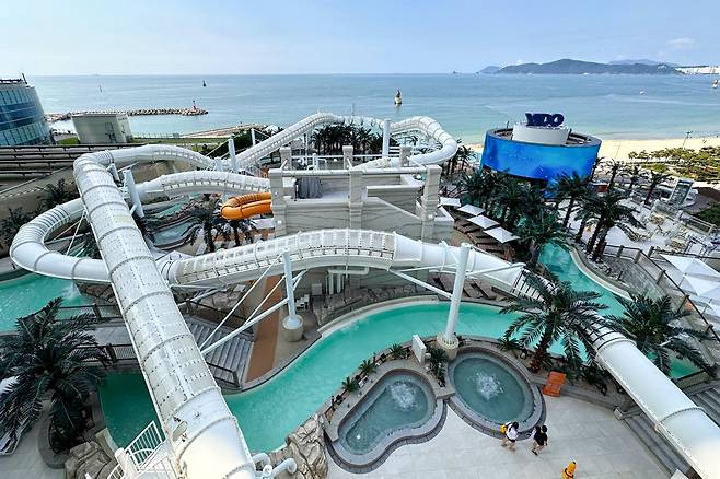 6층 야외 공간에서 내려다본 4층 워터파크 시설. 유수풀과 워터 슬라이드, 노천욕 등 즐길 거리가 다채롭다.