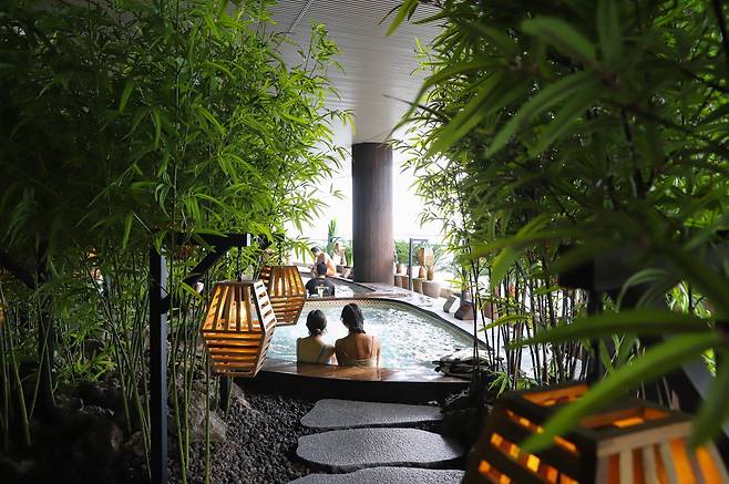 5층 노천탕은 꼭 일본 같다. 트렌디한 공간 연출로 유명한 기업 '글로우서울'이 설계했다.