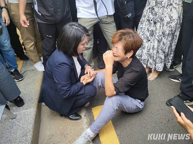 헌법재판소가 이상민 행정안전부 장관에 대한 국회의 탄핵심판 청구를 기각한 25일 오후 서울 종로구 헌법재판소 앞에서 열린 10·29 이태원 참사 유가족협의회, 시민대책회의 기자회견 도중 유가족 박영수씨가 바닥에 주저앉아 있다. 사진=최은희 기자