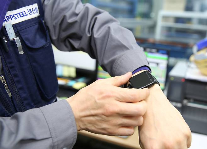 동국씨엠의 '디블루'(DBlu)를 착용한 모습. /사진=동국씨엠